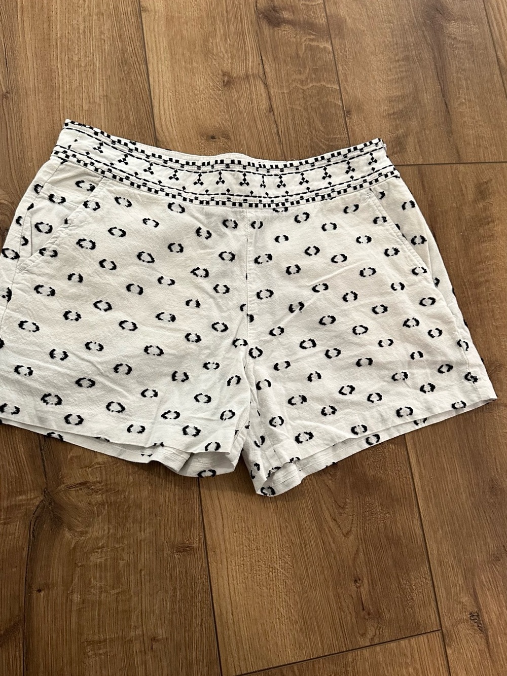 REI Cream Printed Women's Shorts with Black Spot Pattern